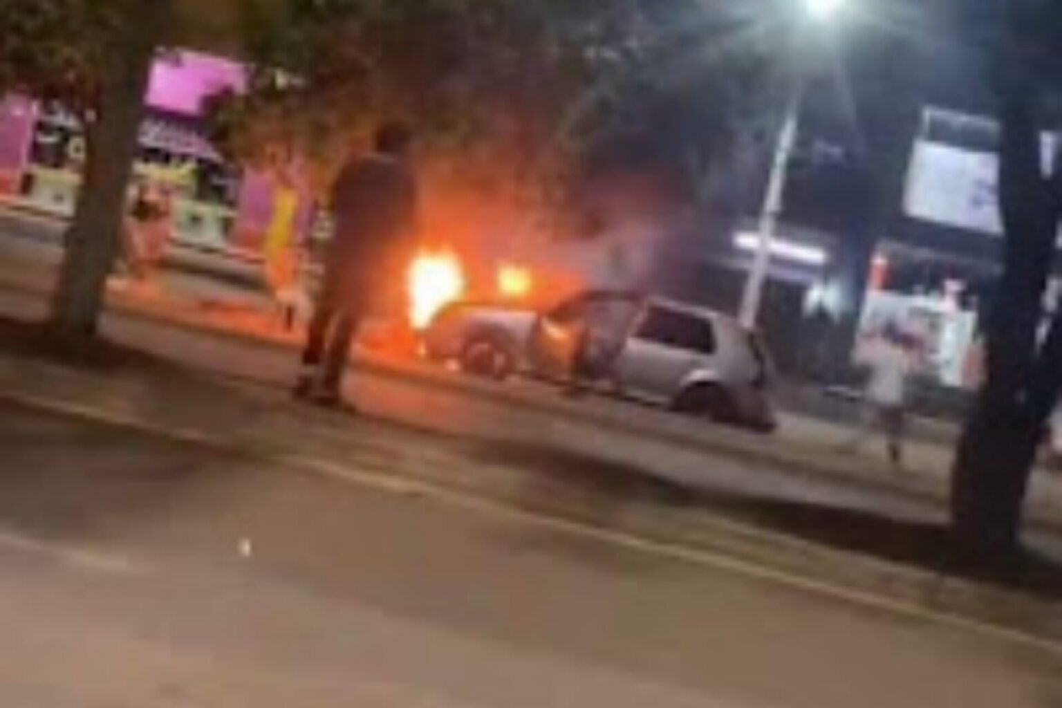 Carro pega fogo em Redenção
