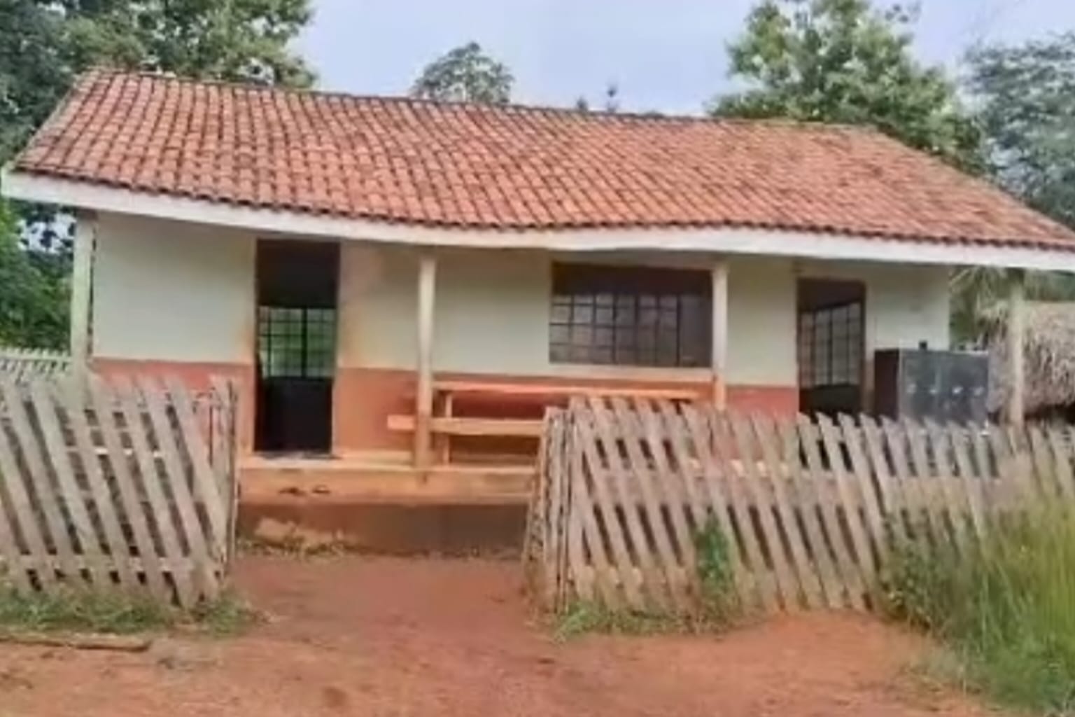 Moradora reclama do descaso com escola municipal na zona rural de Itupiranga