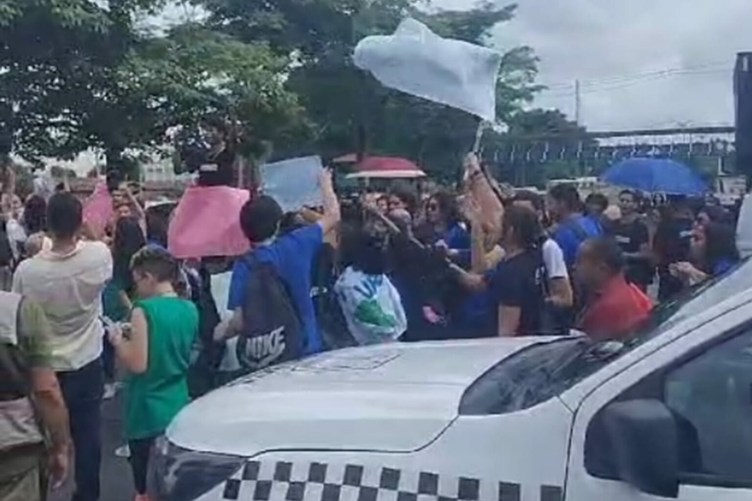 Alunos fecham avenida em protesto por melhorias em escola no Pará
