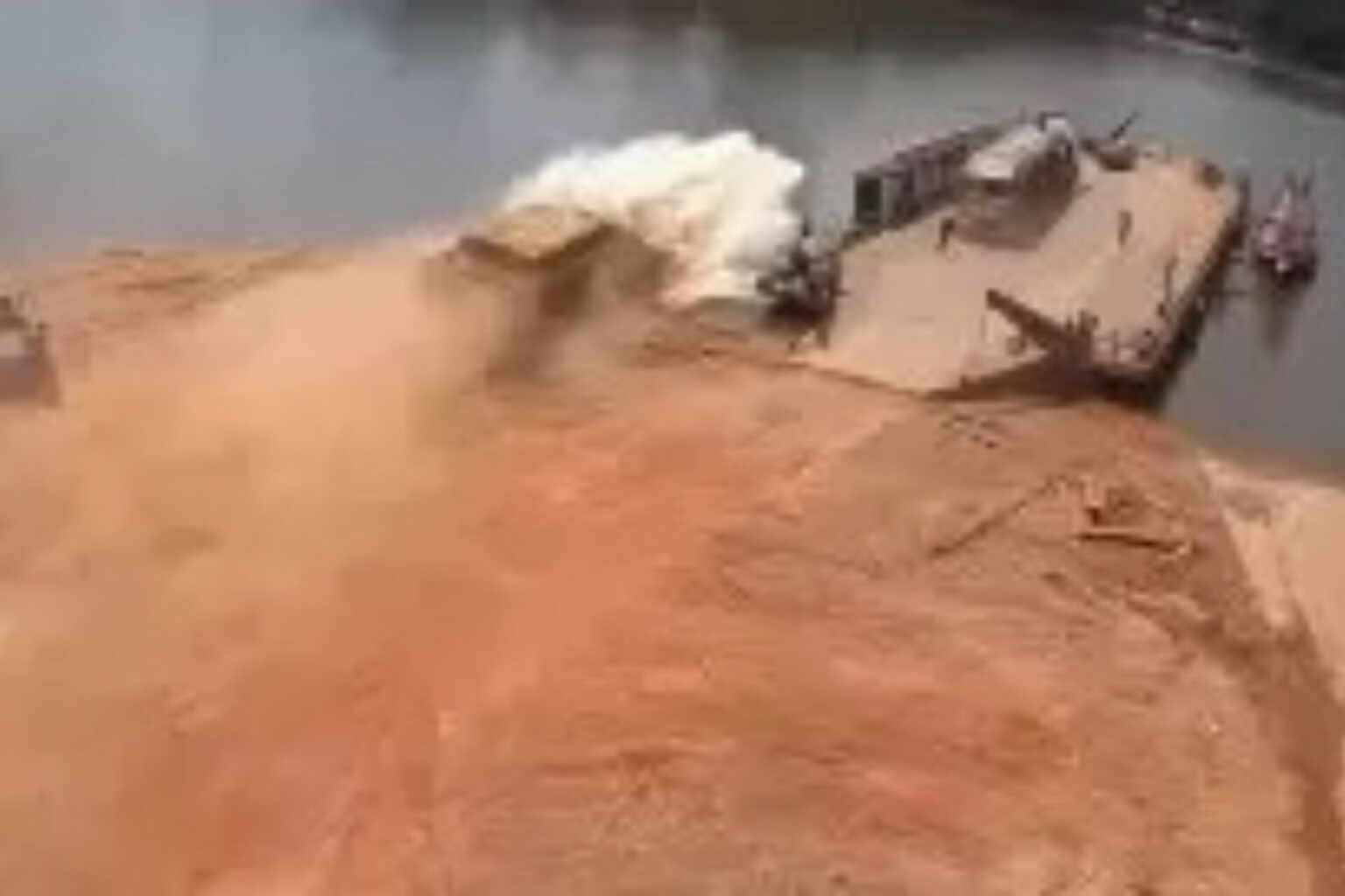 Carreta desgovernada carregada de cimento cai no Rio Xingu, em Anapu