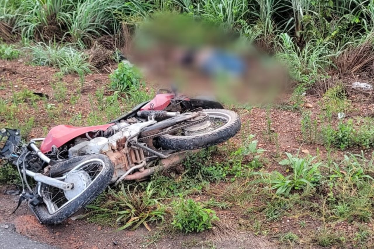 Motociclista morre ao colidir contra carreta na BR-153