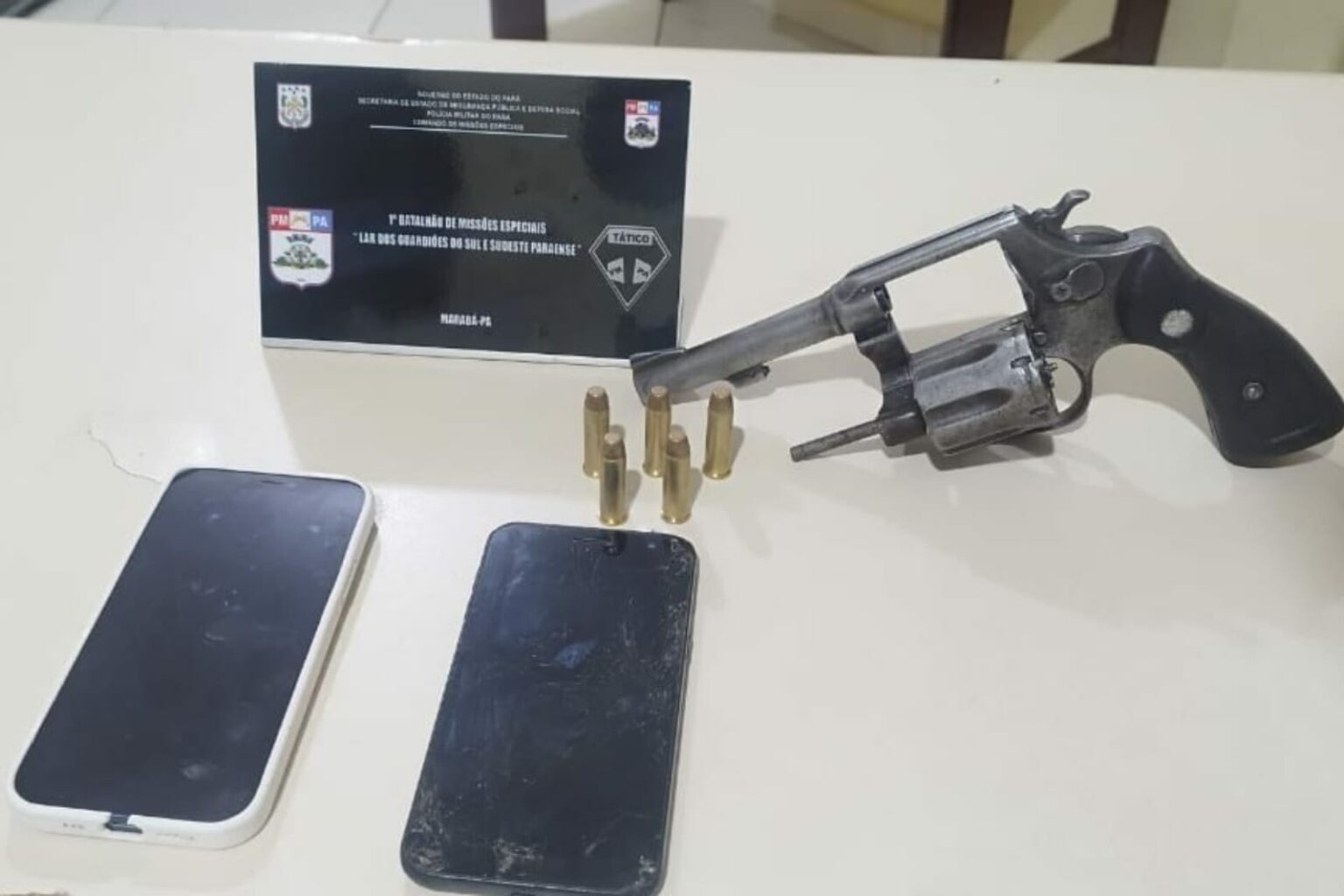 PM prende dupla e apreende arma após denúncia de disparos em Marabá