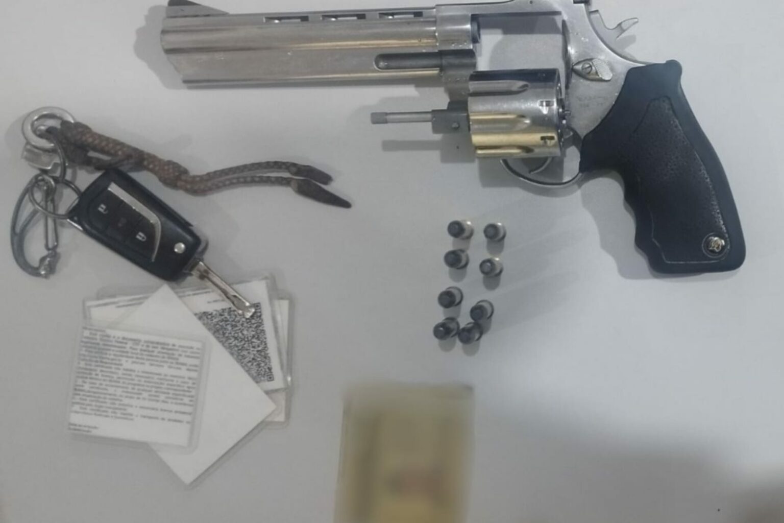 PM apreende arma de fogo dentro de carro em Itaituba