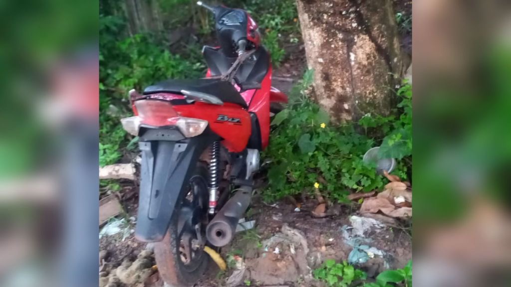 Populares encontram motocicleta abandonada em Tailândia