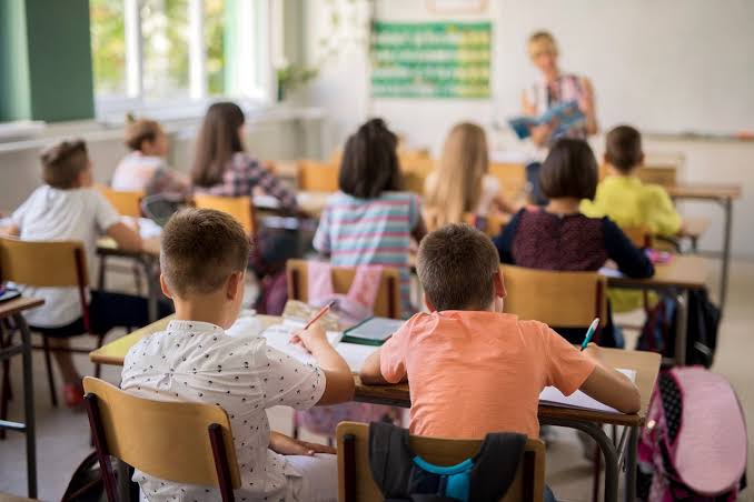 Professores anunciam paralisação das atividades na rede municipal de ensino