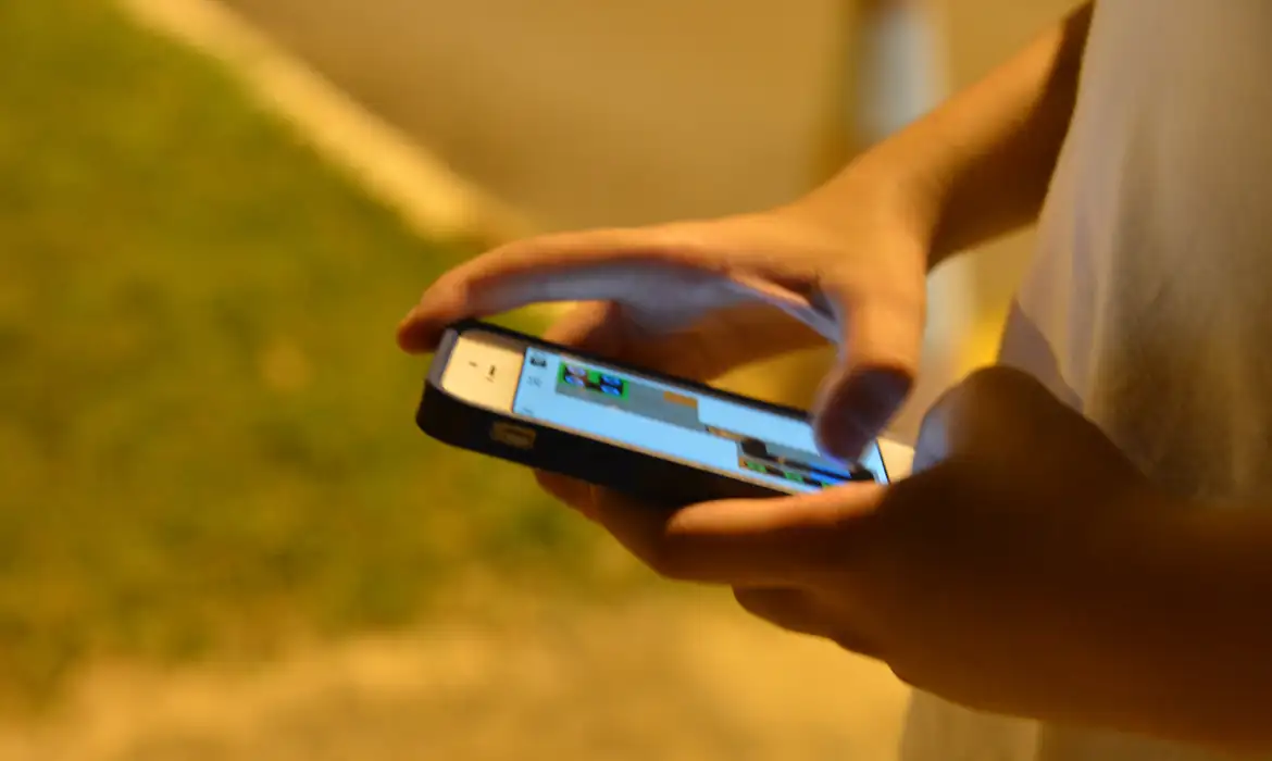 Lula sanciona lei que restringe uso de celular em escolas