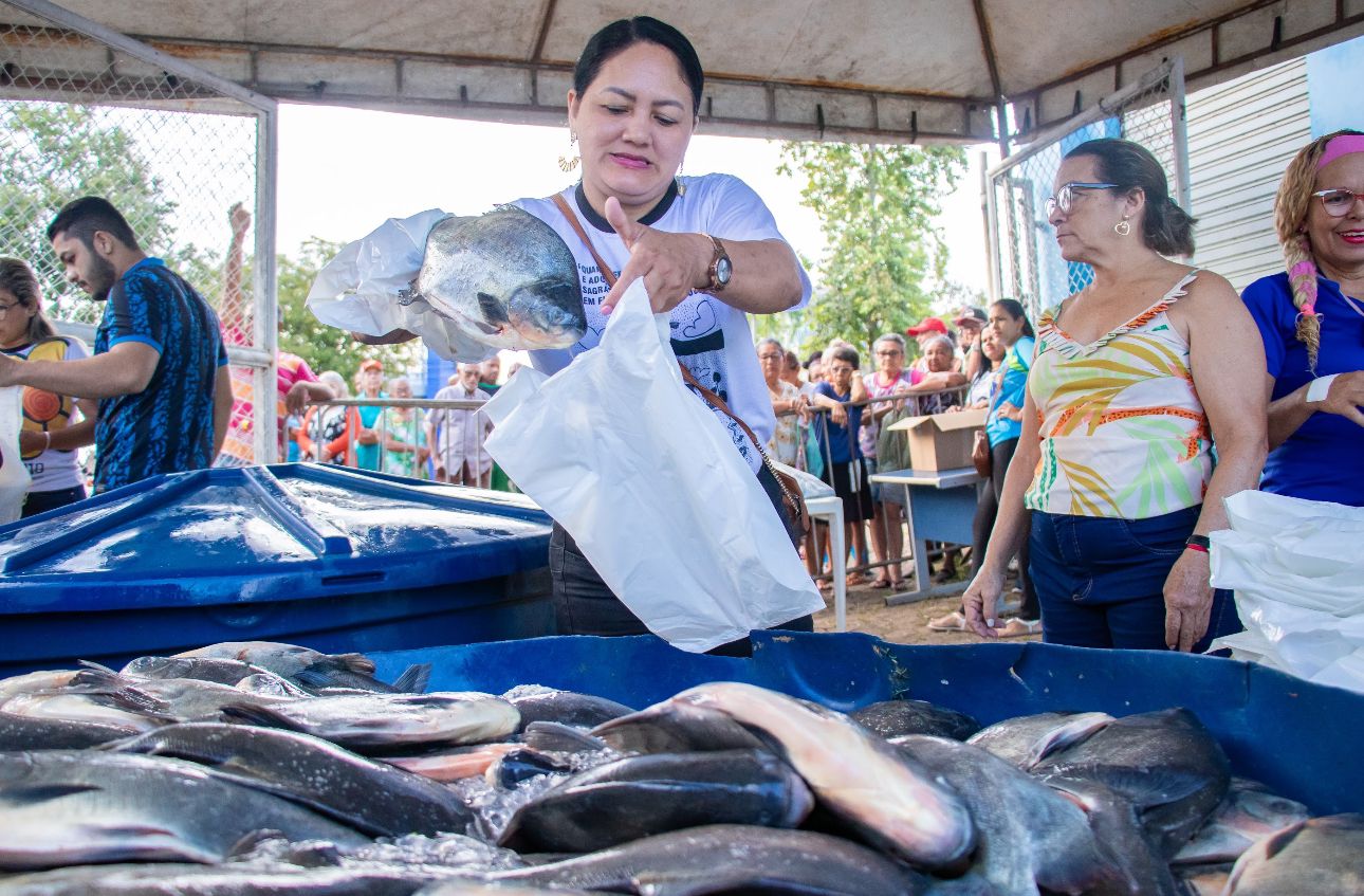 Prefeitura de Tucuruí entrega 12 mil kg de peixes a famílias carentes