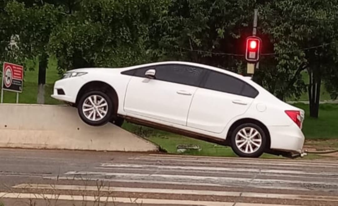 Carro amanhece em cima da mureta na BR-230 em Marabá