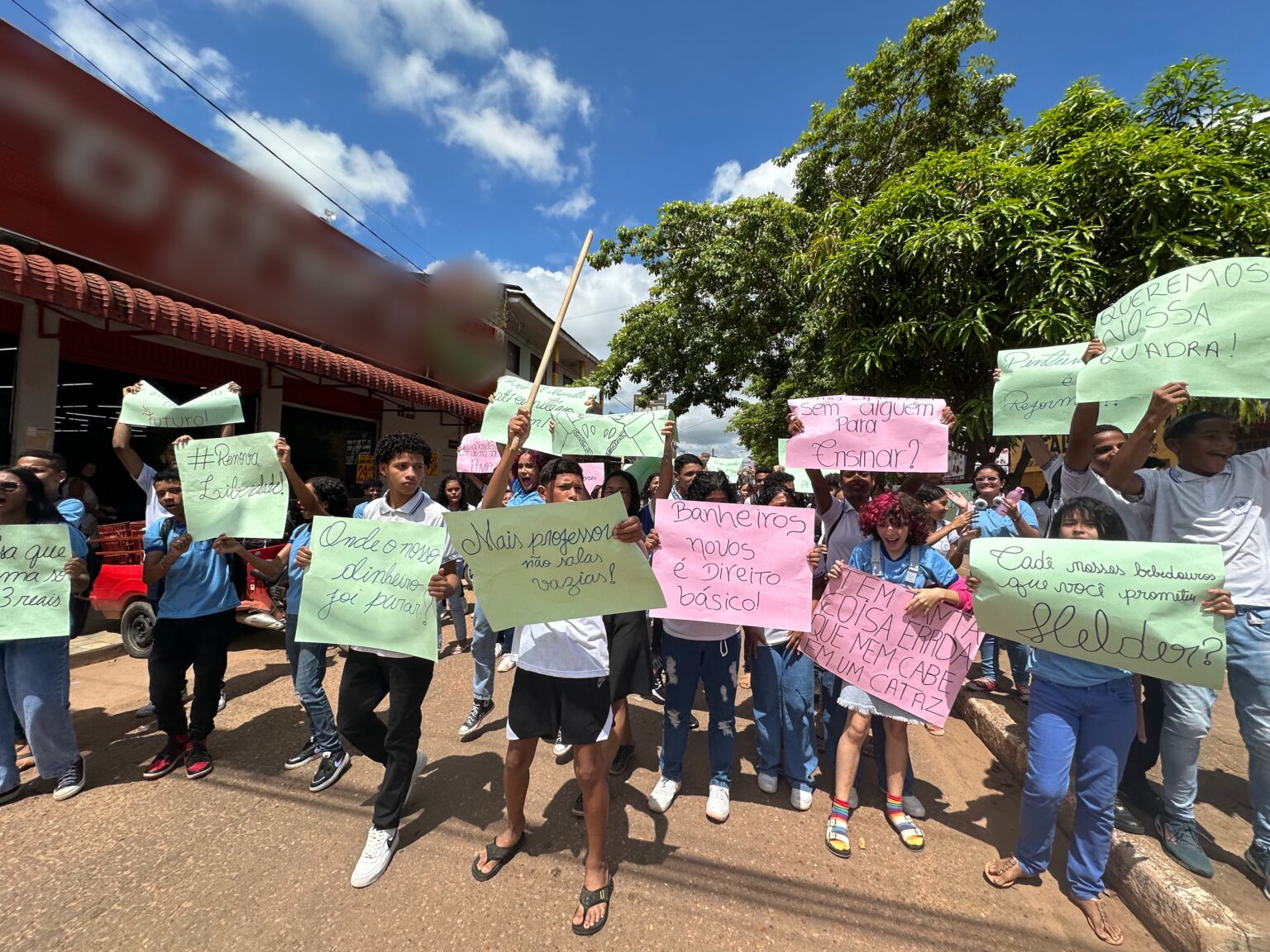 Alunos da Escola Liberdade marcham em protesto contra abandono do governo Helder