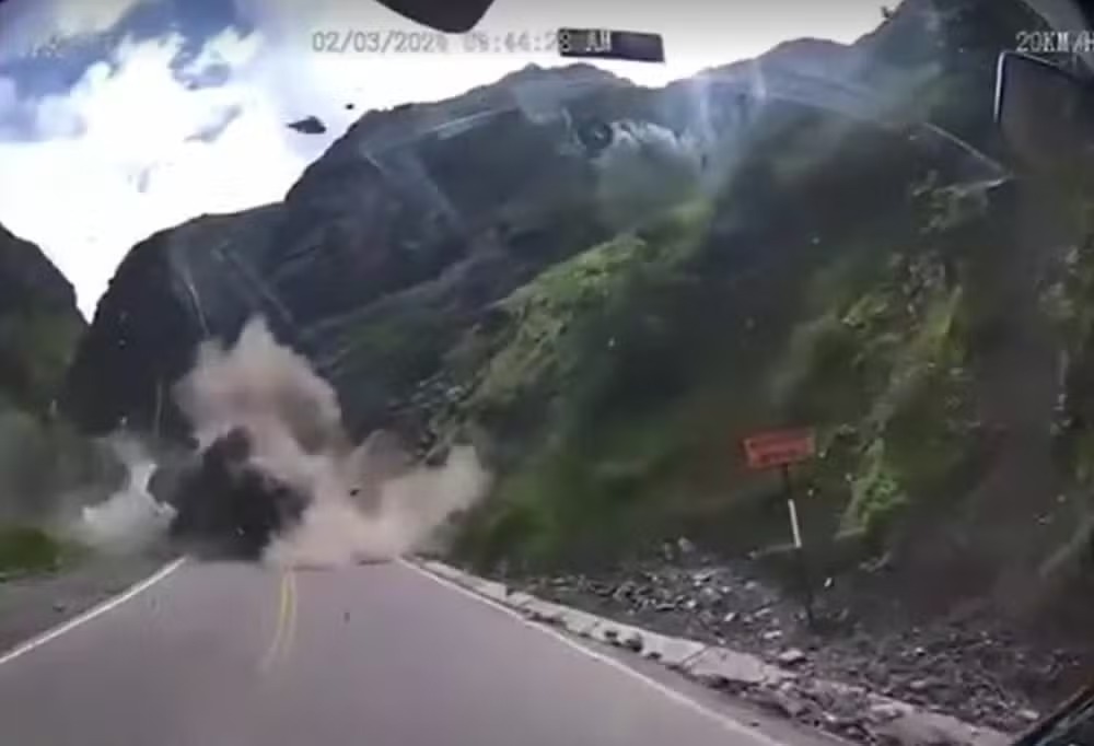 Pedras gigantes despencam de montanha e esmagam caminhões no Peru