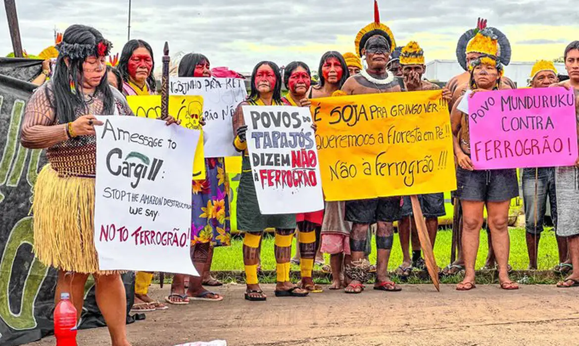 Indígenas protestam contra construção da Ferrogrão, no Pará