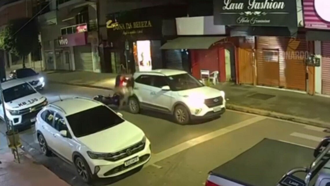 Vídeo: motociclista colide em traseira de carro em Parauapebas