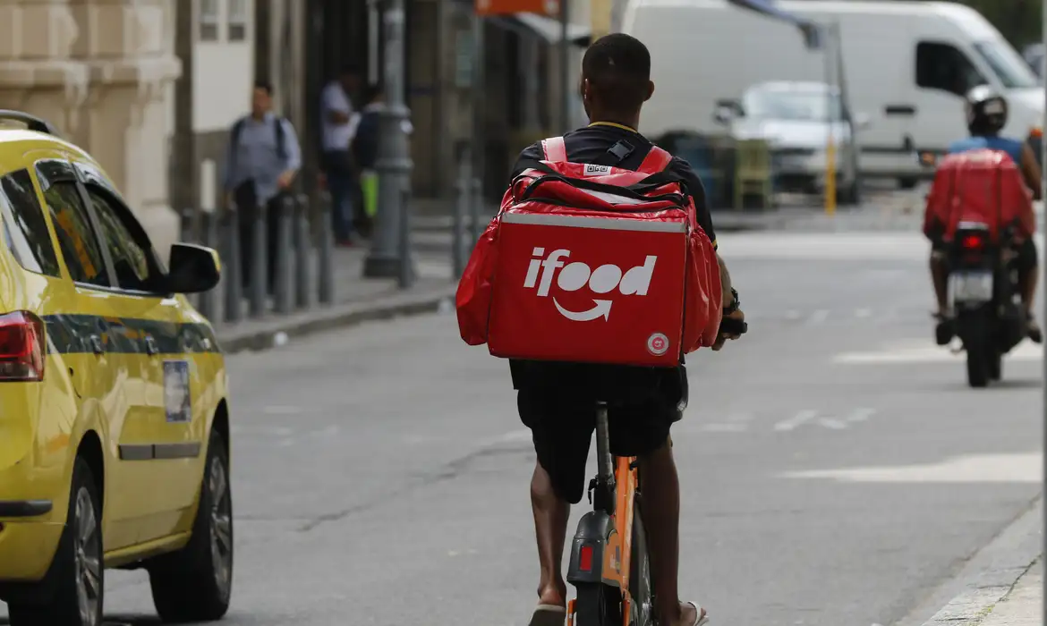 “Clientes nos confundem com garçons”, reclama entregador de aplicativo
