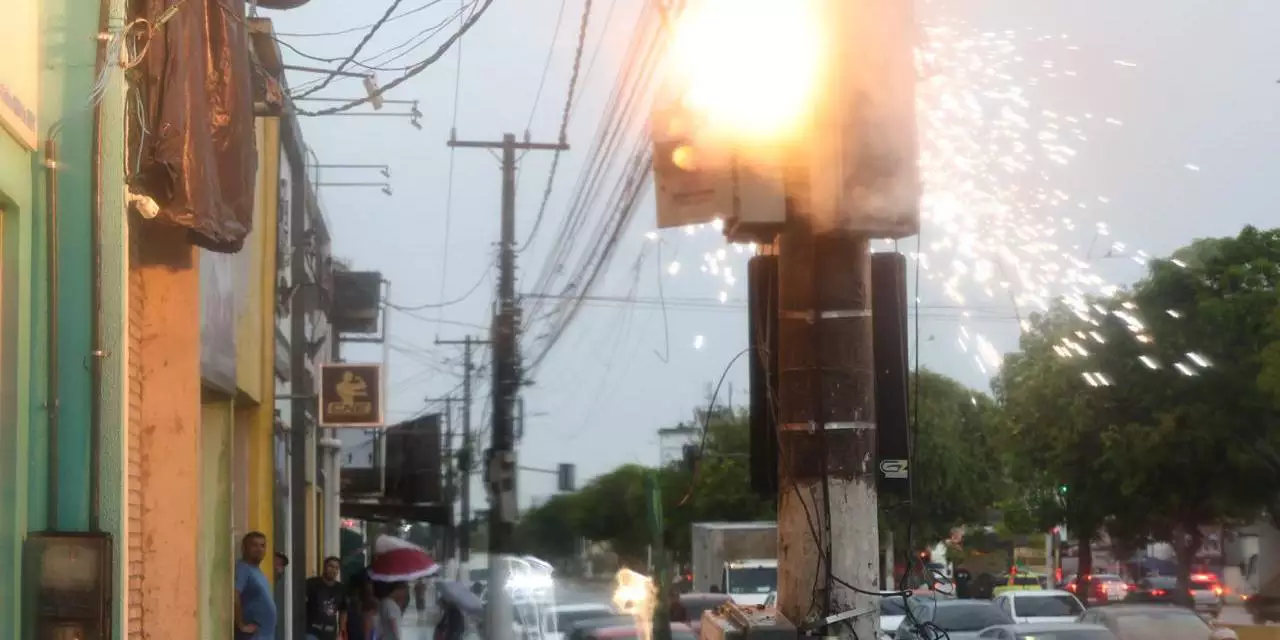 Poste pega fogo e moradores ficam sem energia no Pará