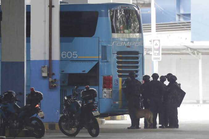 Homem faz 17 reféns em ônibus na rodoviária do Rio de Janeiro