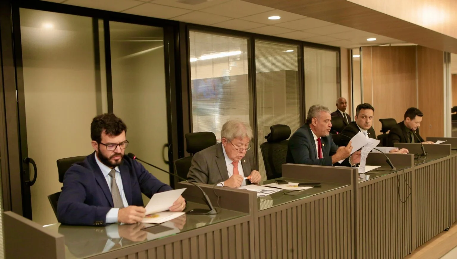 Comissão da Alepa aprova reajuste salarial aos profissionais da educação