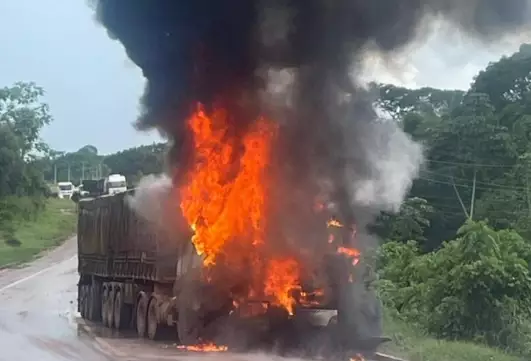 Motorista morre carbonizado após colisão entre carro e carreta na BR-230