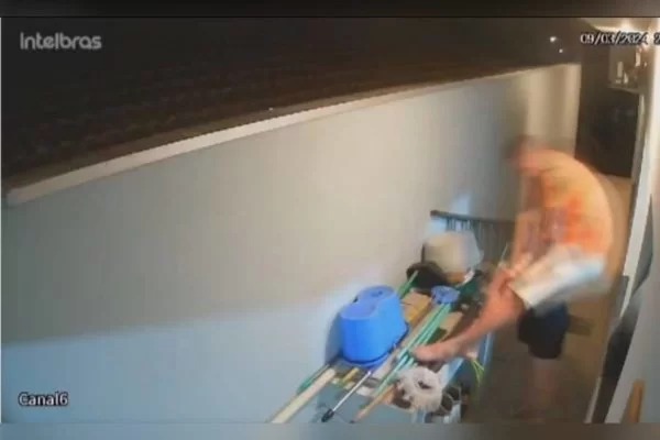 Vídeo: homem leva tiro no rosto após espiar por cima do muro de vizinho