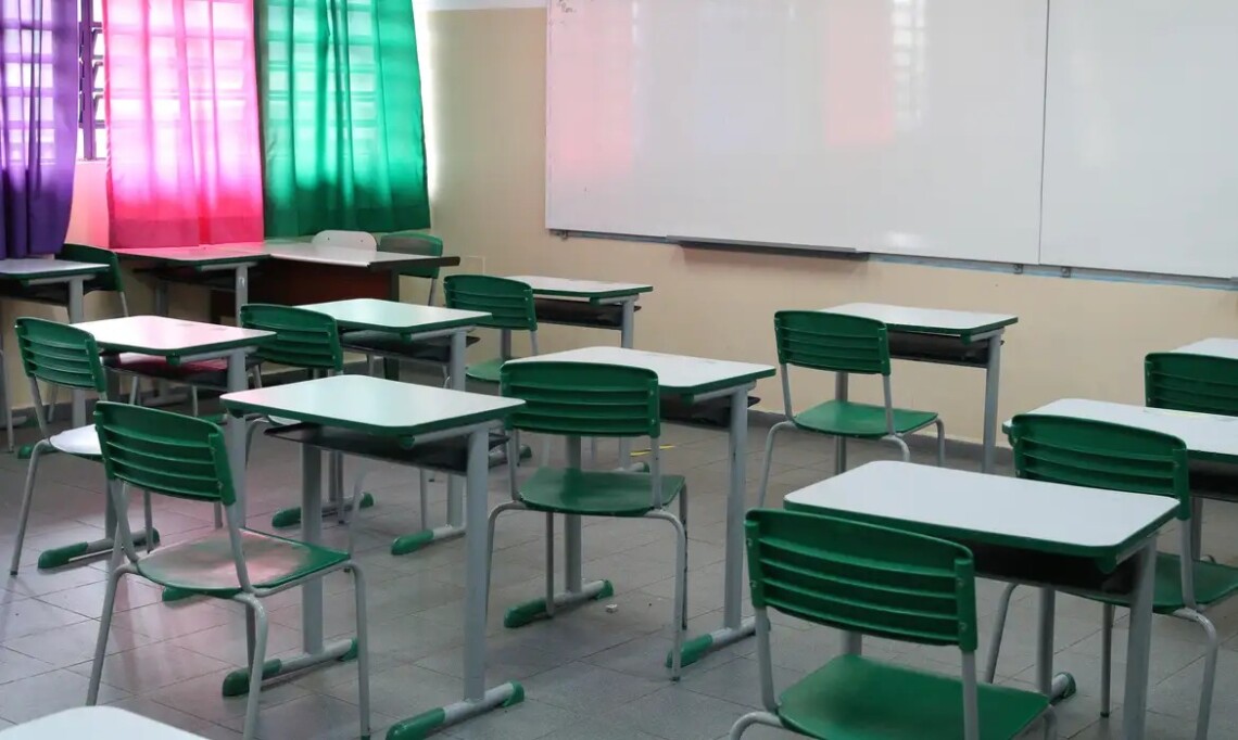 Professor é afastado após falar sobre experiências como travesti aos alunos