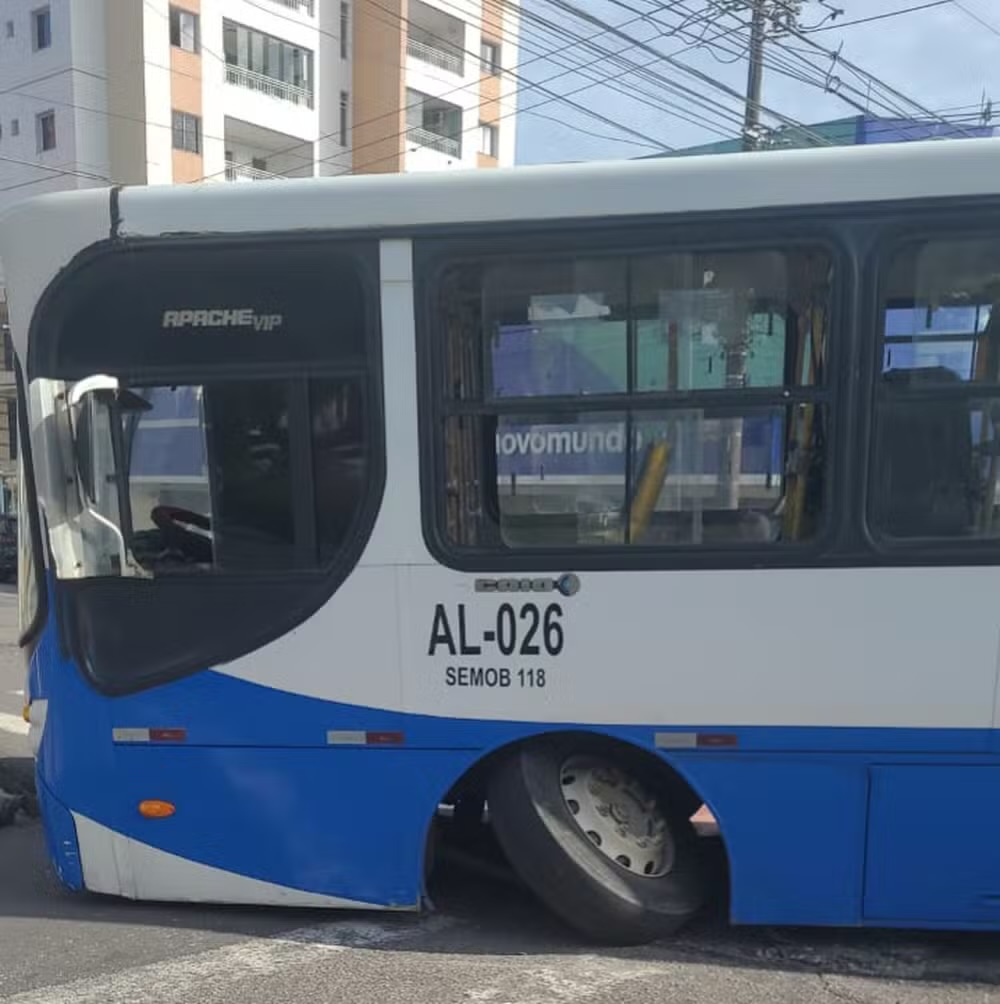 Ônibus tomba após roda se desprender do veículo no Pará