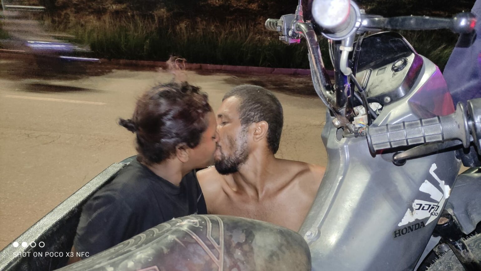 Casal suspeito de furto chega aos beijos para o xilindró em Parauapebas
