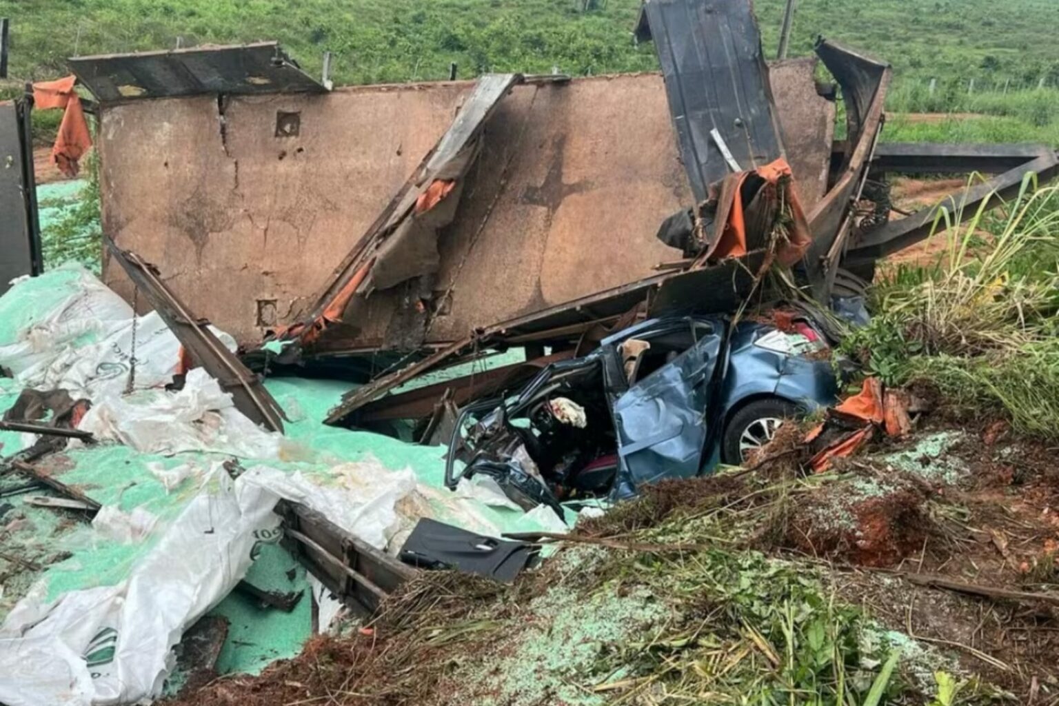 Carreta se solta e colide com carro na BR-163