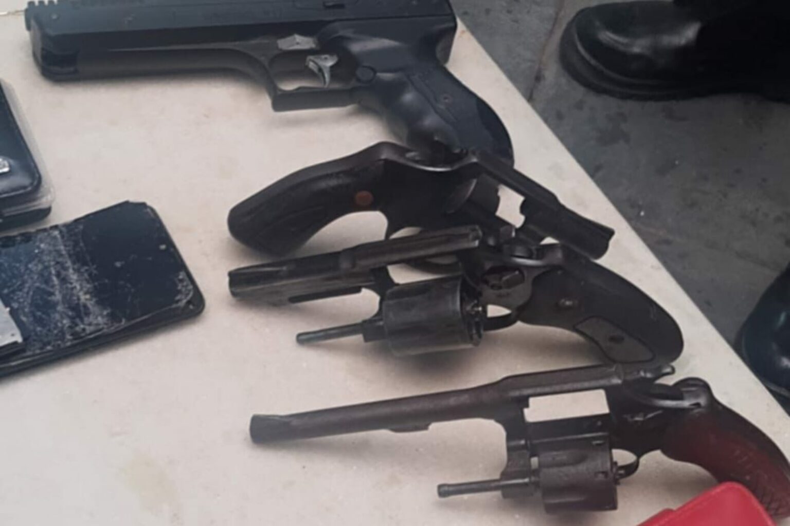 Trio invade casa e rende família em Santarém