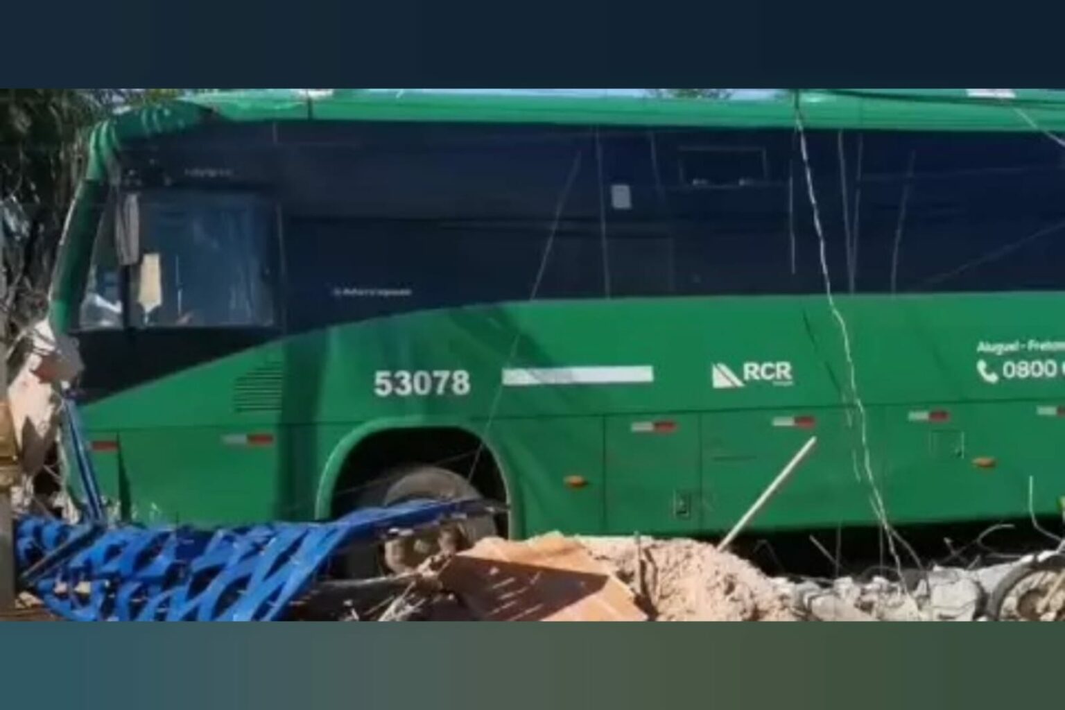 Motorista de ônibus sofre AVC e atinge muro em Parauapebas