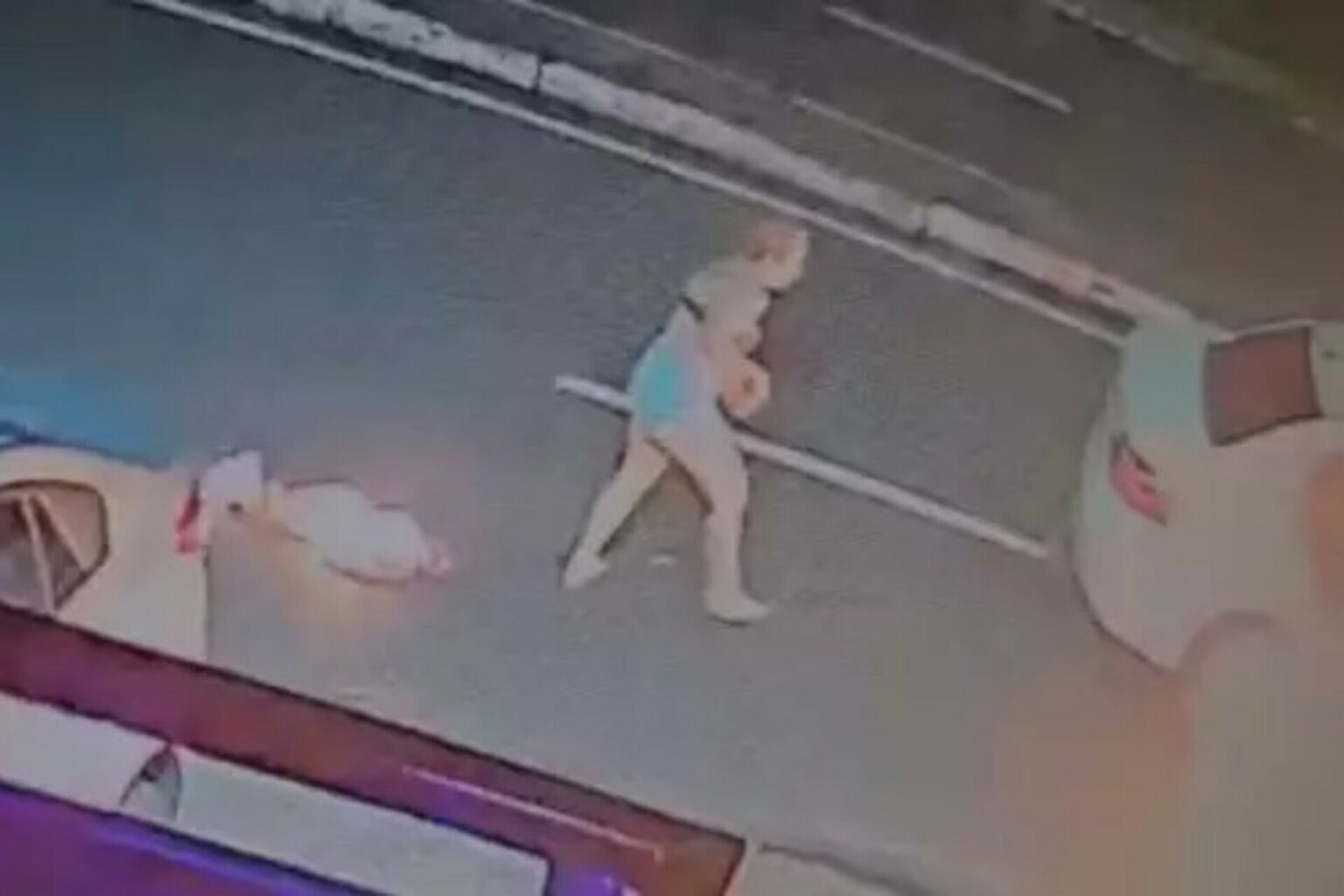 Mulher ateia fogo no namorado e tenta esfaqueá-lo por ciúmes