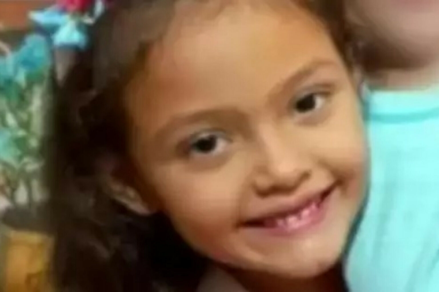 Menina de 7 anos sobe em privada e morre após vaso sanitário quebrar
