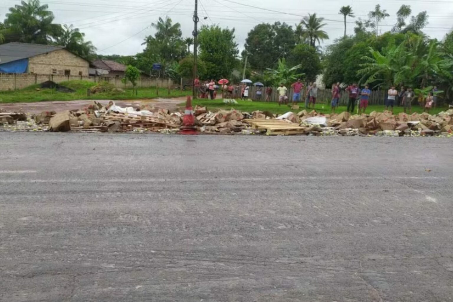 Carreta carregada de cachaça tomba na BR-163