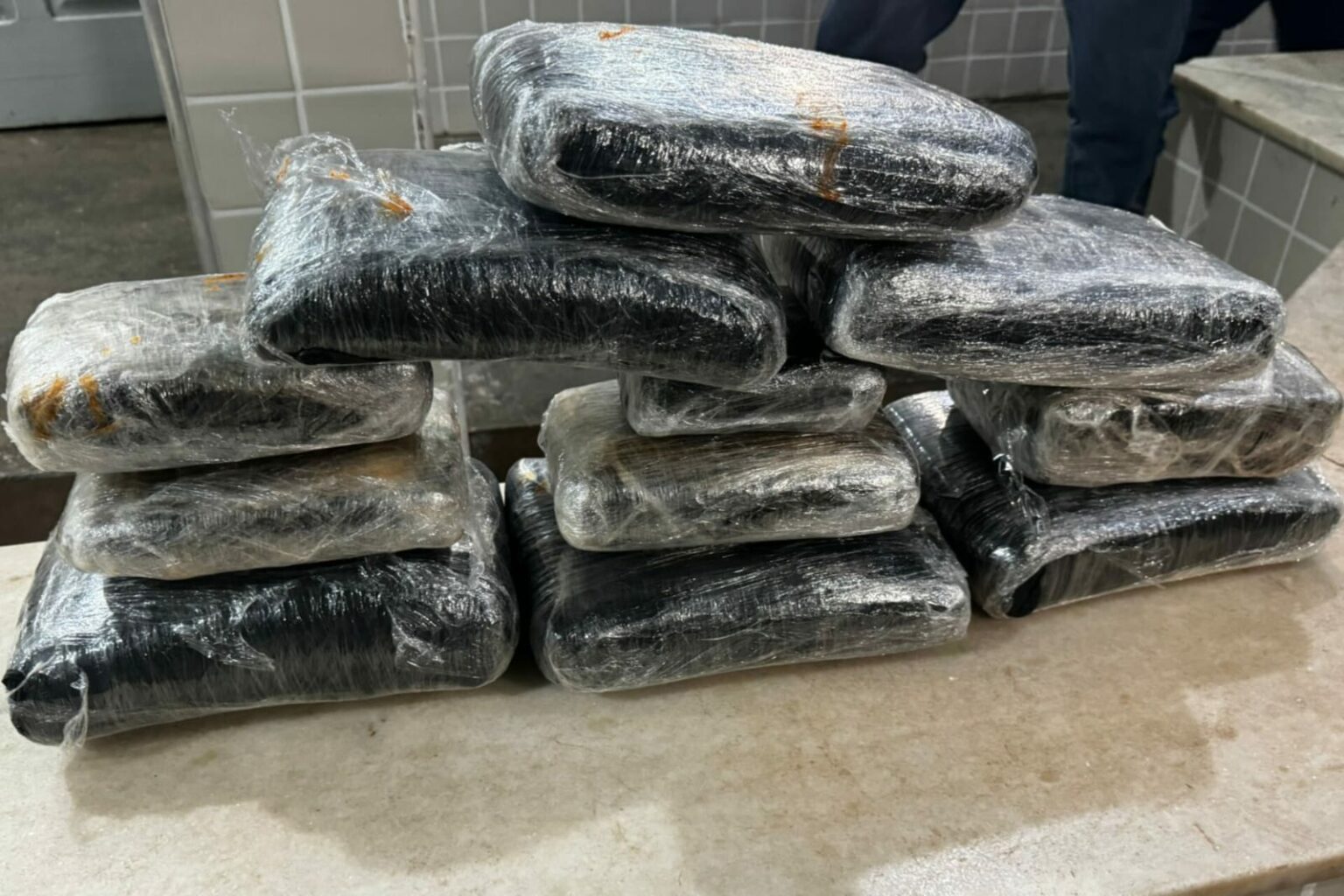 Trio é preso com 11 tabletes de drogas escondidos dentro de fogão em Santarém