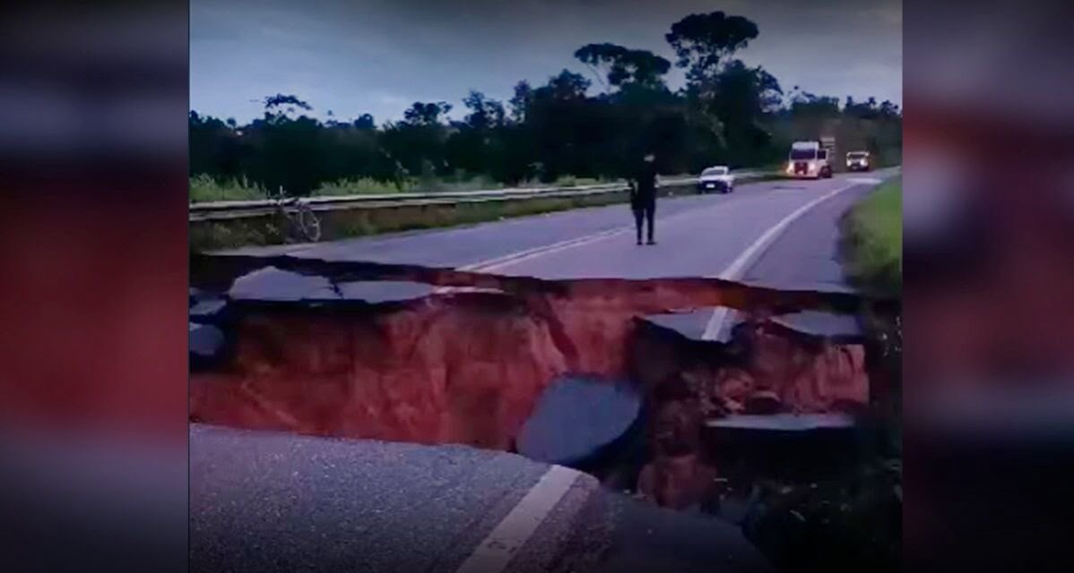 Carreta tomba e cratera se abre na BR-010 após fortes chuvas no Pará