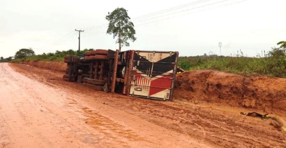 Carreta carregada de frutas tomba na BR-230 no Pará