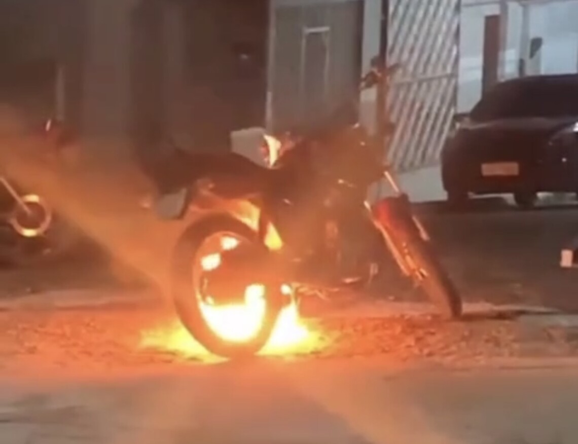 Homem coloca fogo na própria moto após blitz no Pará