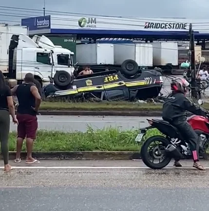 VÍDEO: Viatura da PRF bate em poste durante perseguição no nordeste do Pará