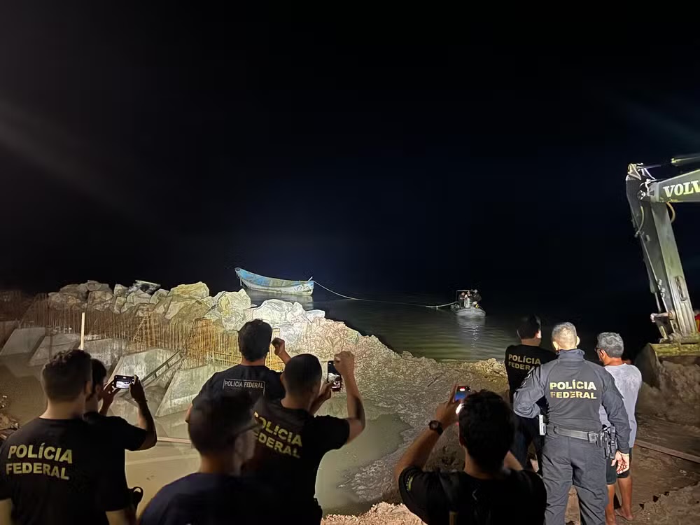 Barco encontrado no Pará com corpos em decomposição chega à terra firme para início da perícia