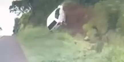 Vídeo: adolescente foge da polícia e capota carro com meia tonelada de maconha