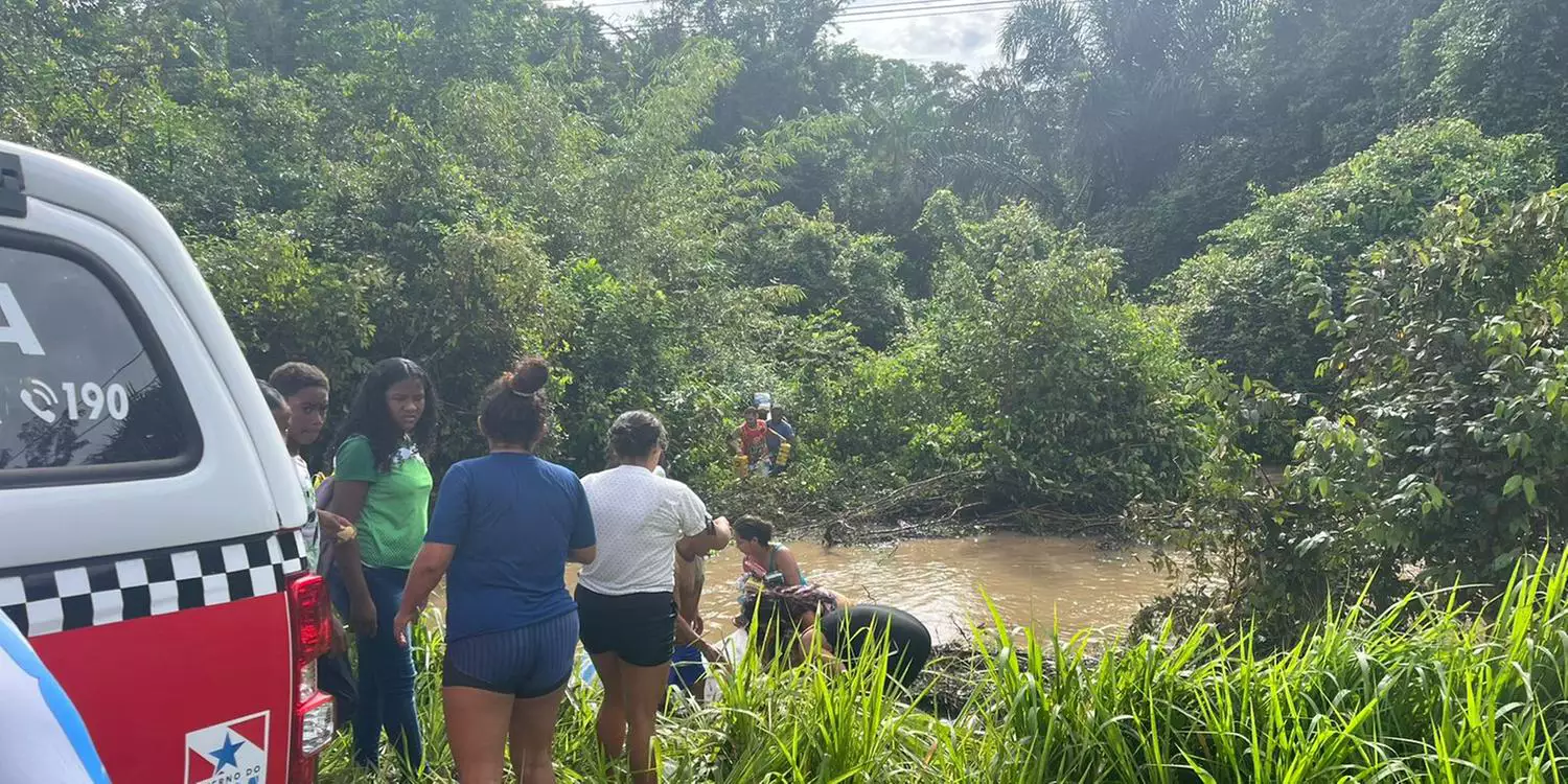 Caminhão tem carga de alimentos saqueada após tombar em lago no Pará