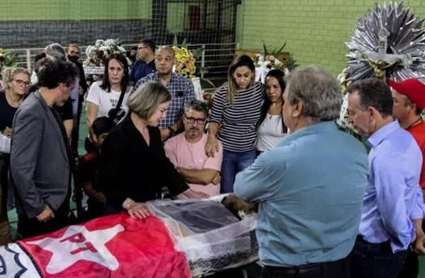 Defesa de policial que matou petista abandona júri e força adiamento