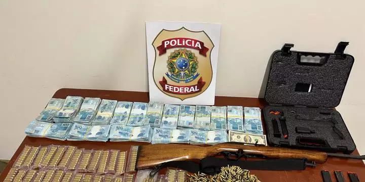 PF prende foragido com armas, munições e quase R$ 200 mil, em Tucumã