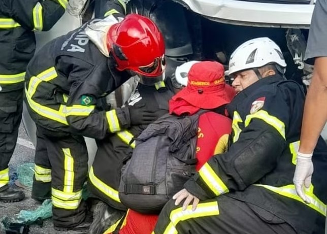Acidente deixa mulher presa às ferragens de carro no Pará