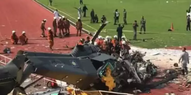 VÍDEO: Helicópteros militares da Malásia colidem no ar e 10 pessoas morrem