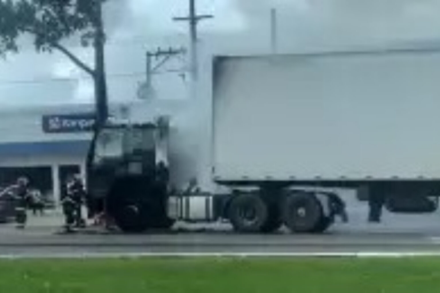 Caminhão pega fogo na BR-316