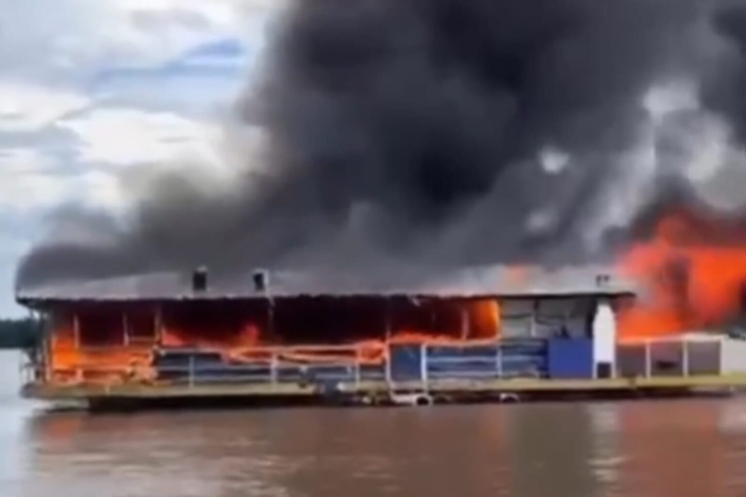 Fogo destrói flutuante no Rio Tocantins, em Marabá
