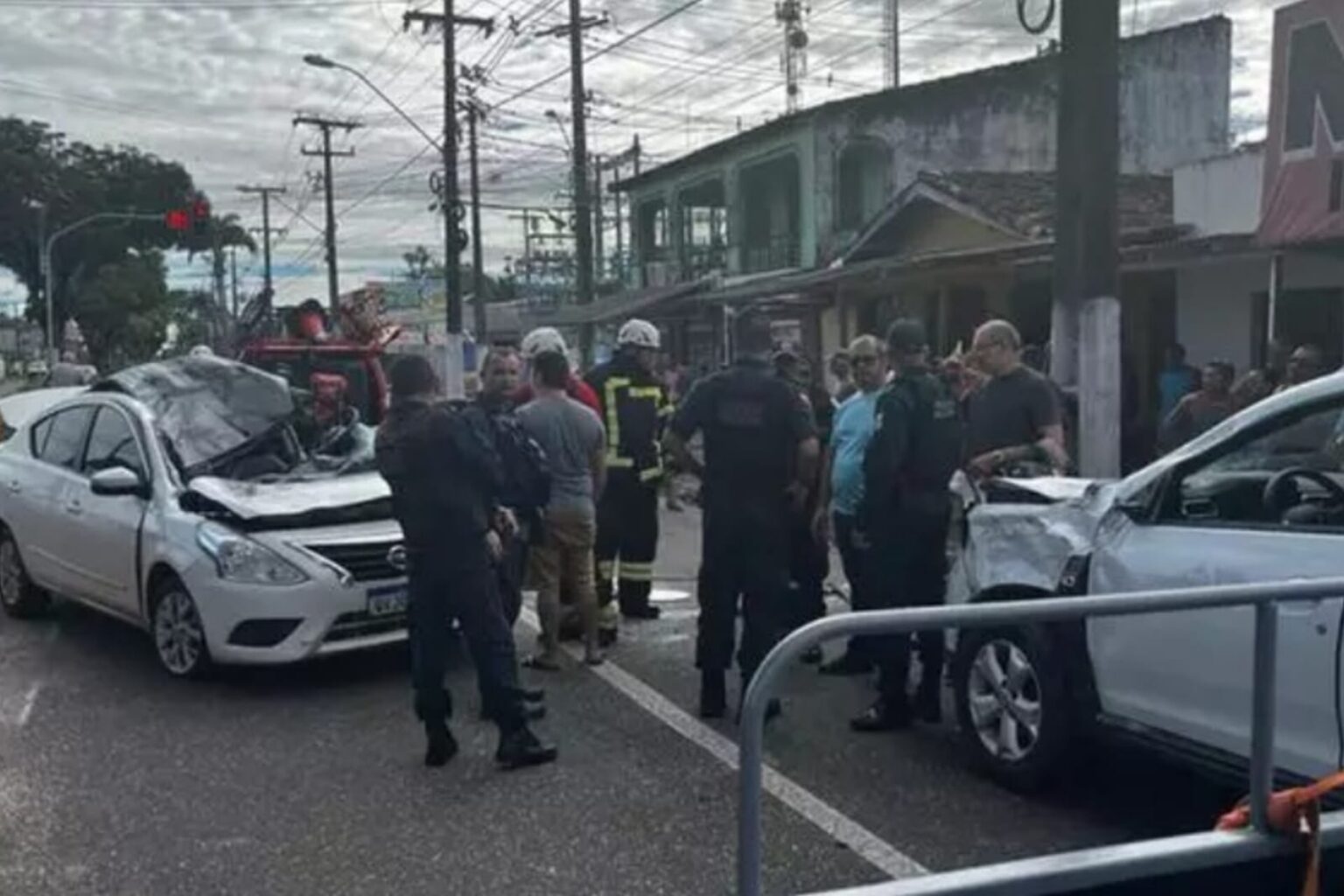 Motorista fica presa nas ferragens de carro após acidente no Pará
