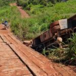 Micro-ônibus escolar cai de ponte em Bom Jesus do Tocantins