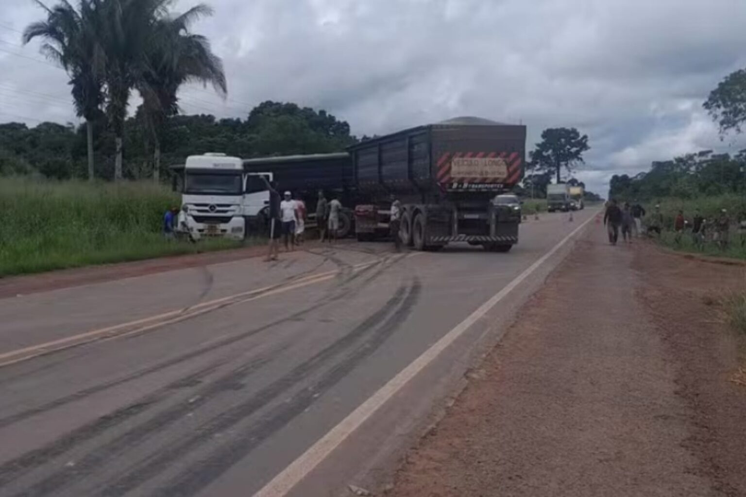 Adolescente é socorrido após acidente na BR-163