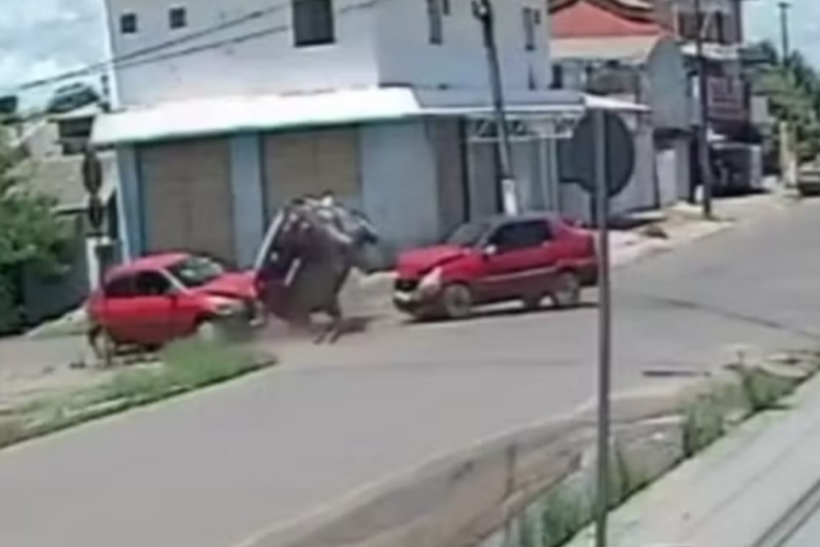 Carro capota ao colidir contra dois veículos em Santarém