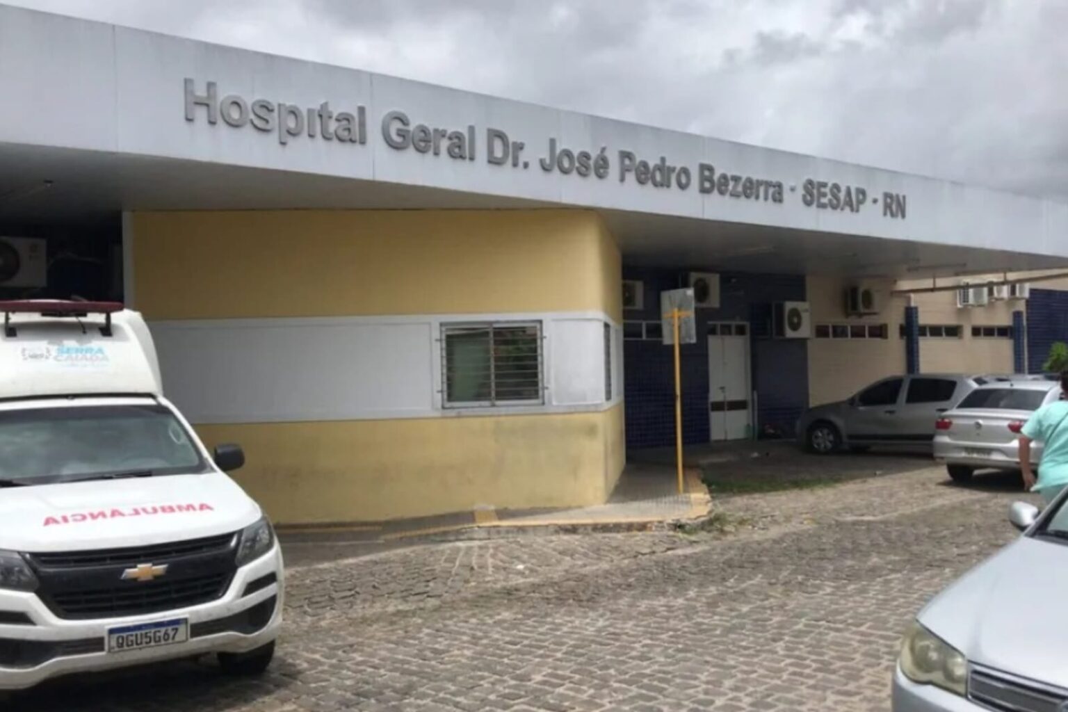 Mulher é submetida a cirurgia cesariana sem estar grávida